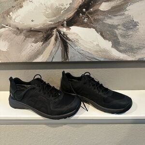 Keen Black Athletic Shoes with Breathable Mesh and Rubber Sole